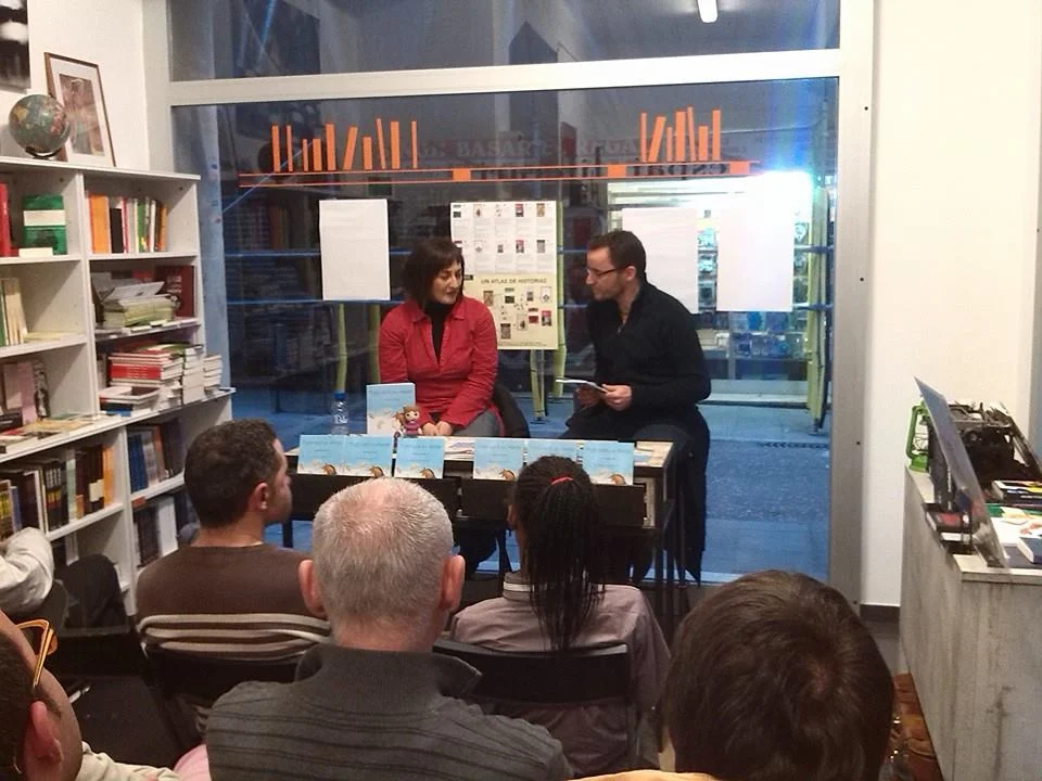 Un momento durante la presentación del libro Todo está en Nada Presentación Todo está en Nada, Barcelona, Llibreria Espai Literari, Amelia Cobos
